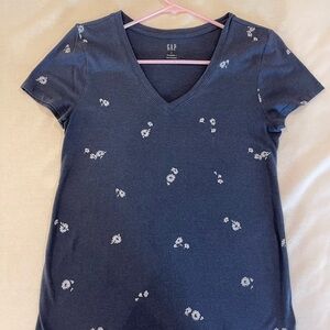 GAP t-shirt size S. NWOT. Never worn. Navy blue with little white flowers